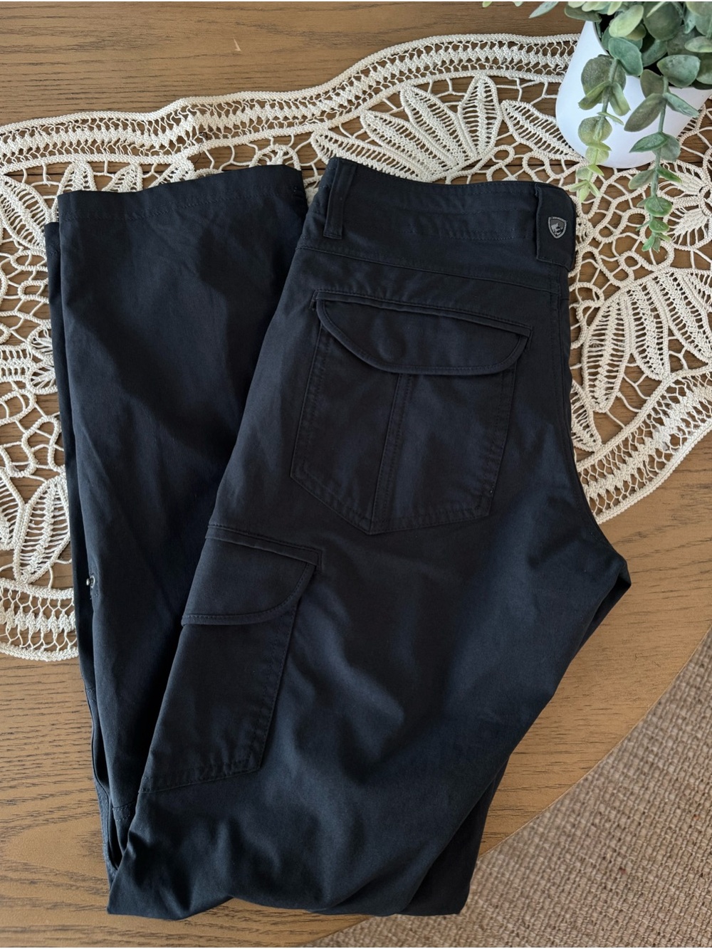 KUHL Born in the Mountains Black Cargo Hiking Pants Women’s Size 0 Short